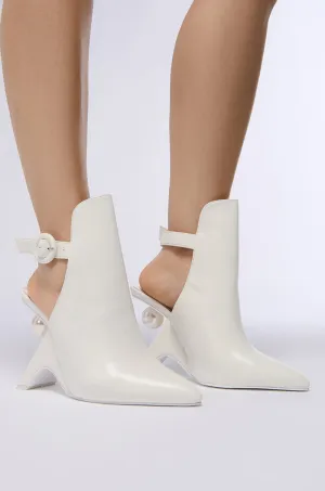 AZALEA WANG BREAN NOVELTY PUMP IN WHITE
