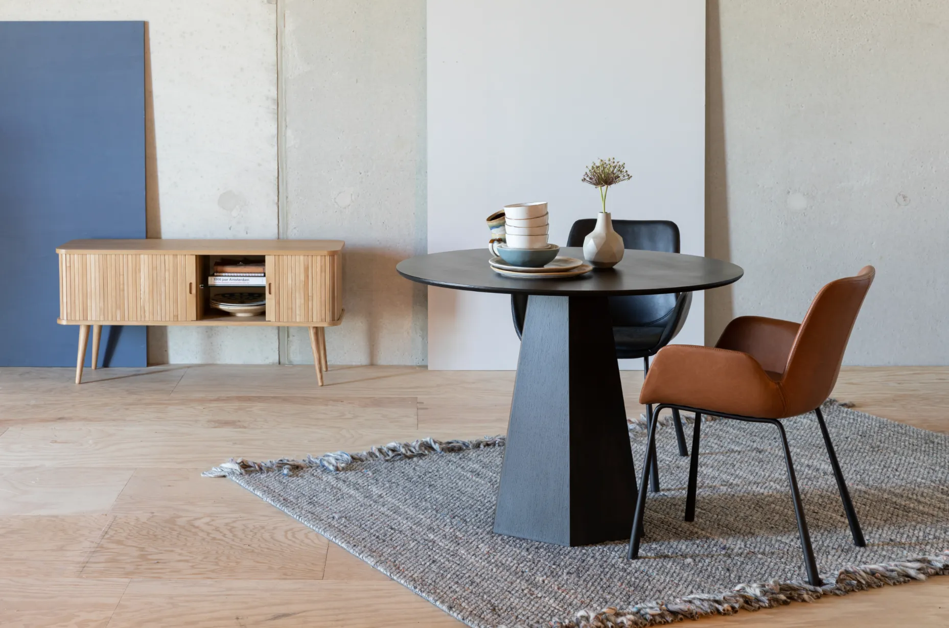 Round Pilar Dining Table